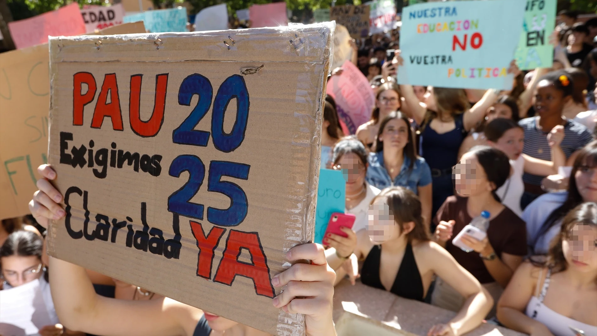 Varios alumnos manifestantes durante una huelga estudiantil en Murcia