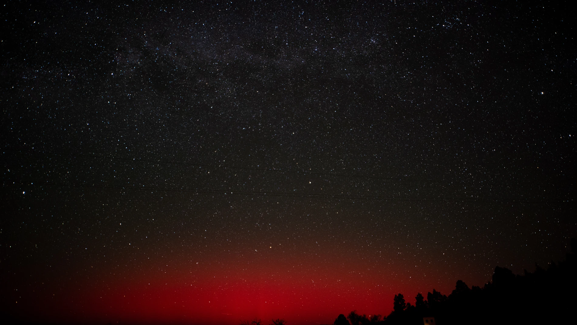 GARAFÍA (LA PALMA) (ESPAÑA), 11/10/2024.- El último episodio de auroras boreales que afectó al hemisferio norte se volvió a observar desde la isla canaria de La Palma, a latitud de 28º. Un hecho nada frecuente que se vuelve a repetir por segunda vez en este año, debido a la alta actividad del presente ciclo solar. EFE/Miguel Calero