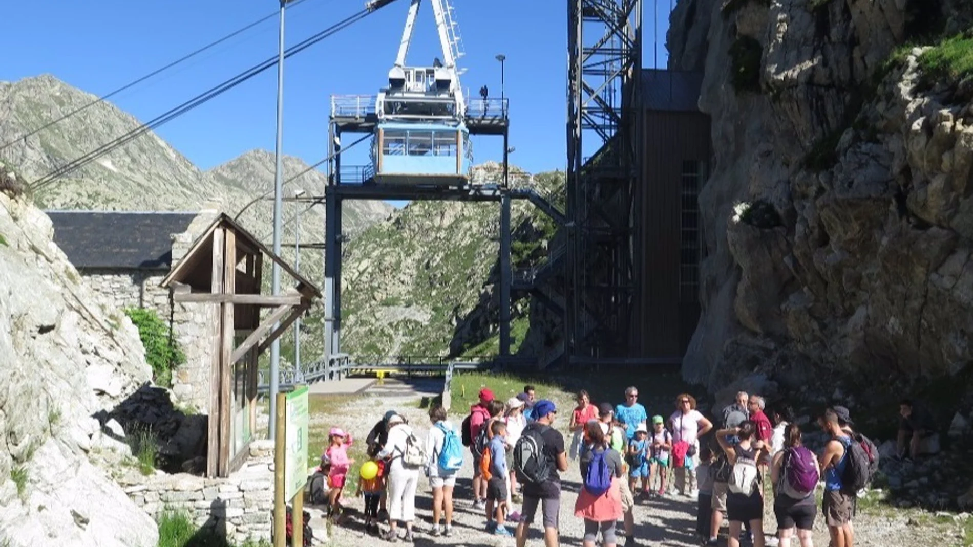 Un grupo de viajeros del teleférico de la Vall Fosca