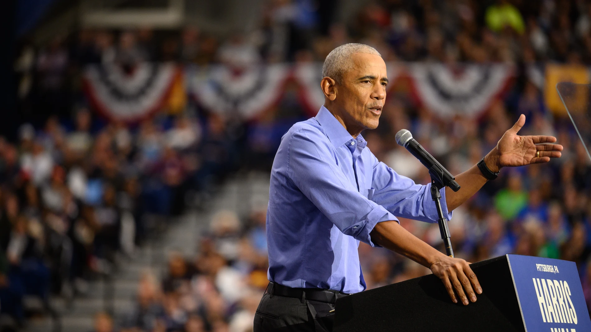 Pittsburgh (United States), 10/10/2024.- Former US President Barack Obama greets people at a campaign event for Vice President and Democratic presidential nominee Kamala Harris at the University of Pittsburgh's Fitzgerald Field House in Pittsburgh, Pennsylvania, USA, 10 October 2024. Obama will continue to campaign for Harris in battleground states until the presidential election on 05 November. EFE/EPA/JUSTIN MERRIMAN