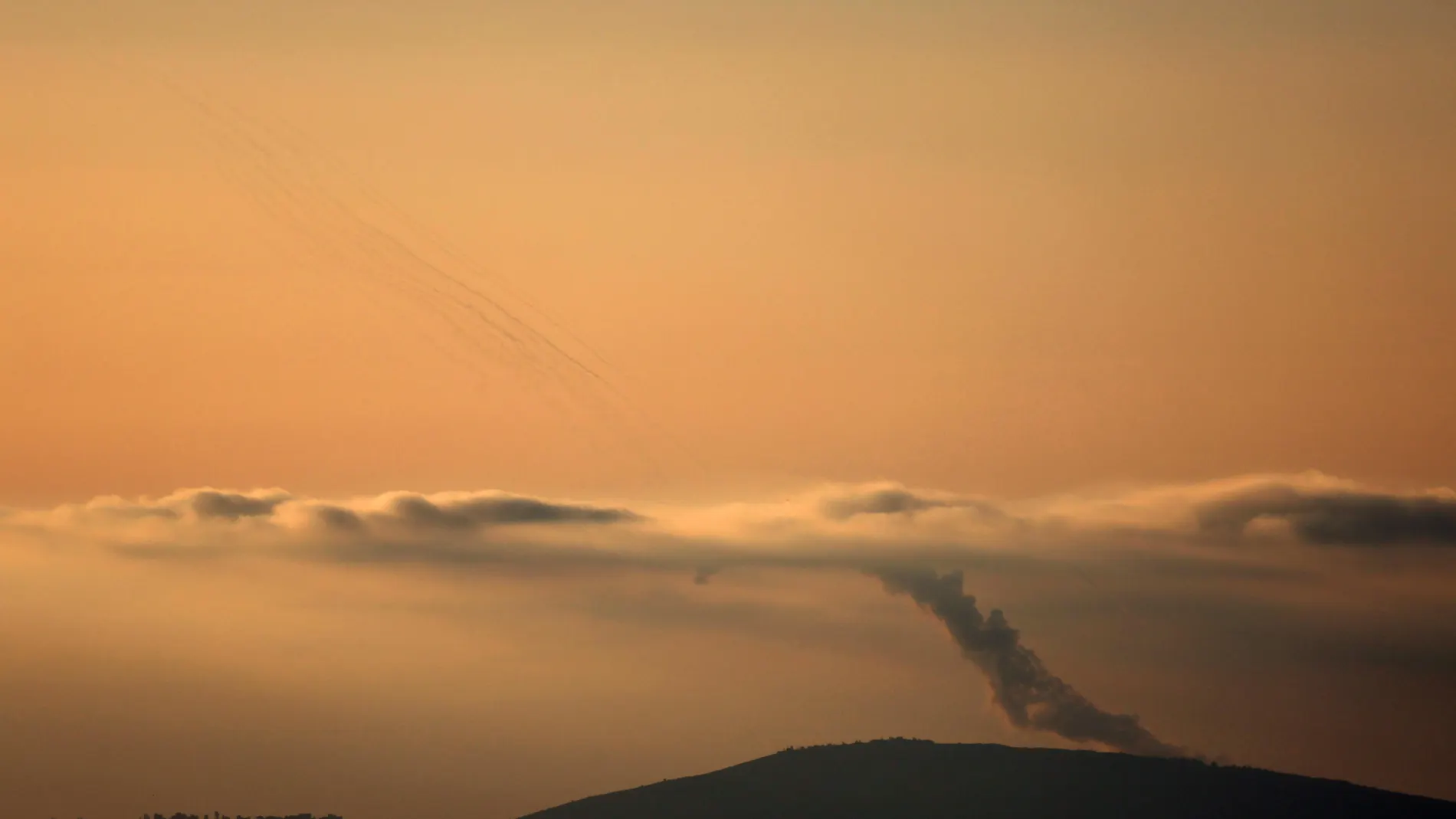 Northern Israel (Israel), 11/10/2024.- Projectiles are launched from southern Lebanon towards Israel, as seen from an undisclosed location in the Galilee, northern Israel, 11 October 2024. Israel's military stated that around 20 projectiles were identified crossing from Lebanon into Israeli territory in the Upper Galilee area on 11 October. Israeli fighter jets struck 'several Hezbollah launchers' from which rockets were fired toward northern Israel, the statement added. (Líbano, Hizbulá/Hezb...