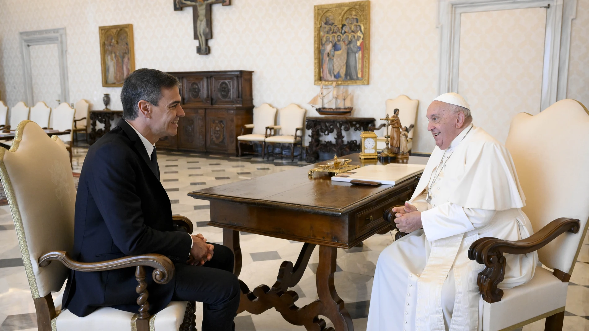El presidente del Gobierno, Pedro Sánchez, y el Papa Francisco