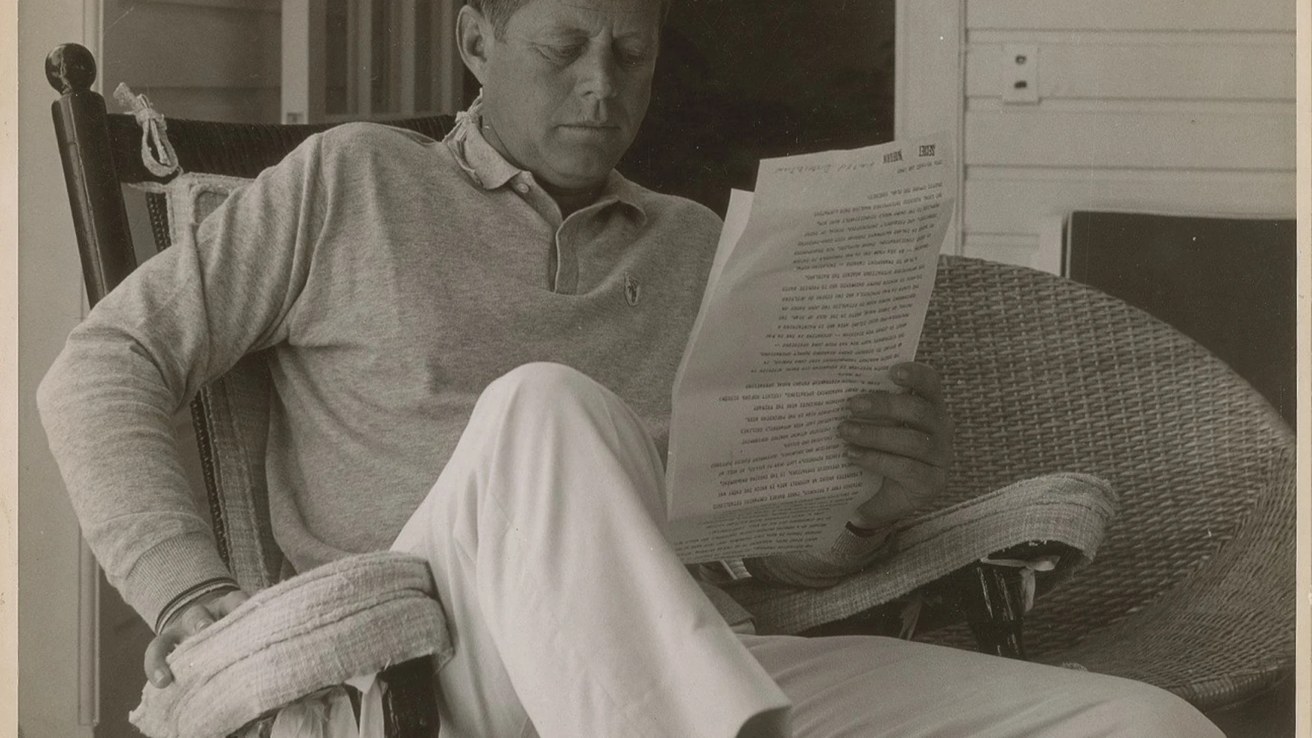 Fotografía cedida este martes, por RR Auctions, que muestra al presidente de los Estados Unidos, John F. Kennedy, mientras posa durante una sesión con la artista Elaine de Kooning, cuyos negativos originales de la película están en subasta por parte de RR Auctions de Boston, Massachusetts