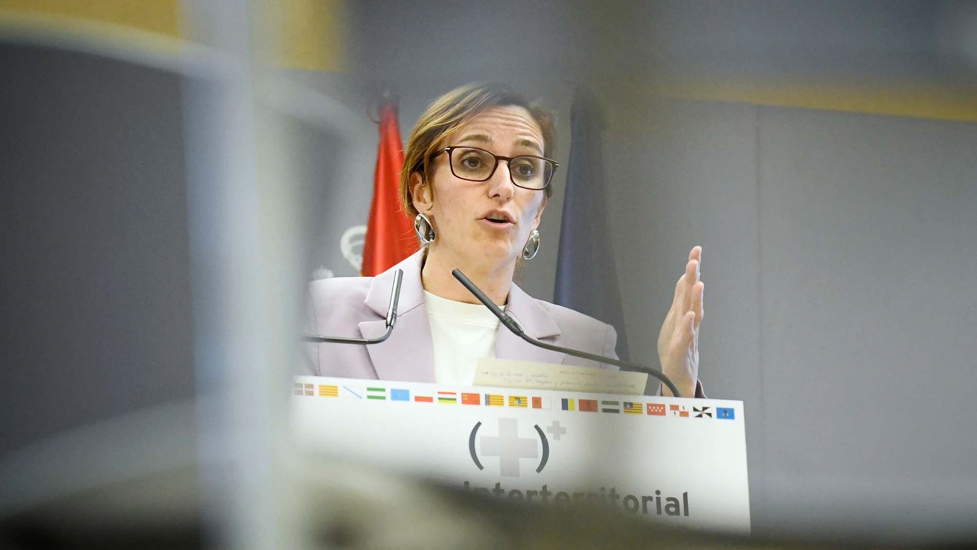 La ministra de Sanidad, Mónica García, durante una rueda de prensa tras el pleno del Consejo Internacional del Sistema Nacional de Salud (CISNS), en la sede del Ministerio de Sanidad, a 11 de octubre de 2024, en Madrid (España). El Ministerio de Sanidad ha llevado al pleno un documento de consenso para todas las comunidades autónomas con el fin de establecer criterios comunes en todo el territorio nacional con el propósito de valorar el riesgo que suponen las enfermedades respiratorias. Con e...