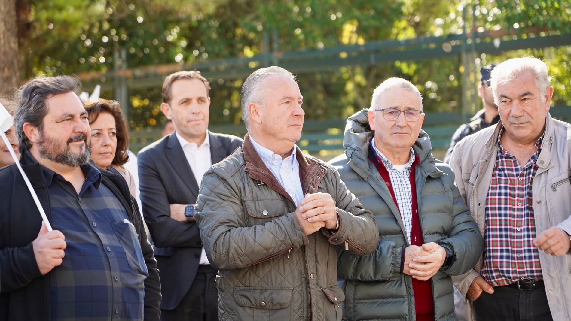 Dujo, Rivera y González durante la protesta a la que asistieron también el presidente de la Diputación de Valladolid, Conrado Íscar, y la senadora popular, Mercedes Cantalapiedra
