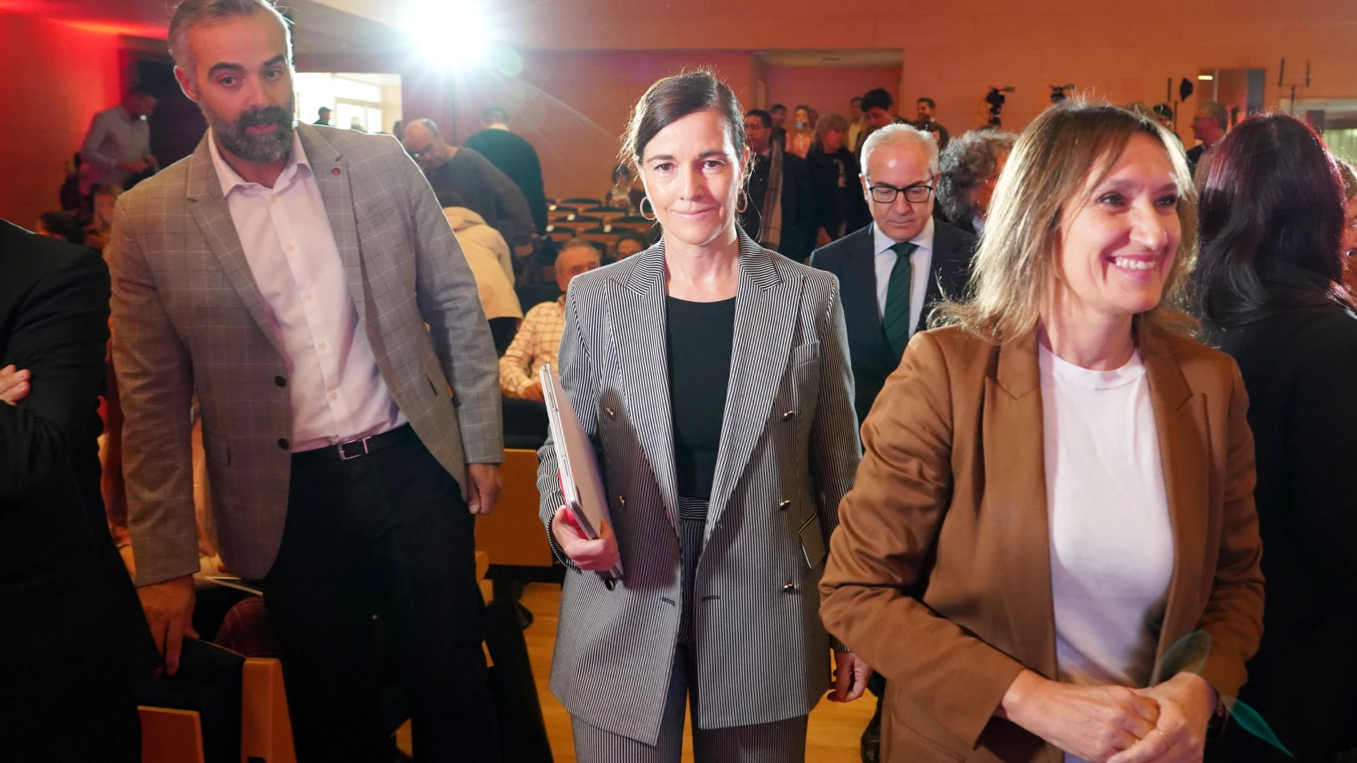 Lucas, a su llegada a la jornada de Empresa Familiar junto a Rocío Hervella