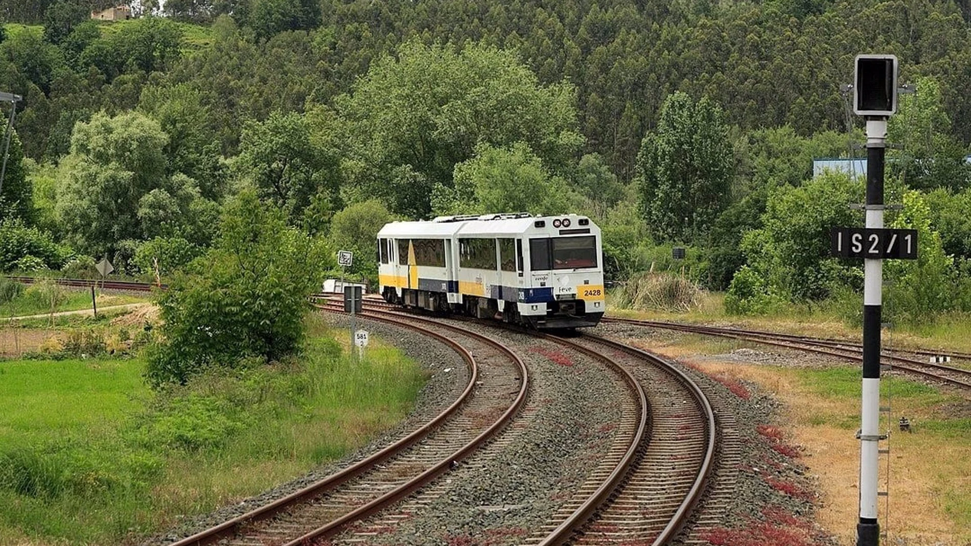 Evacuados los pasajeros del tren Bilbao-Santander tras averiarse en Treto y tras dos horas atrapados dentro