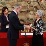 Su Majestad el Rey Felipe VI entregando el premio a Carla Rahn Phillips