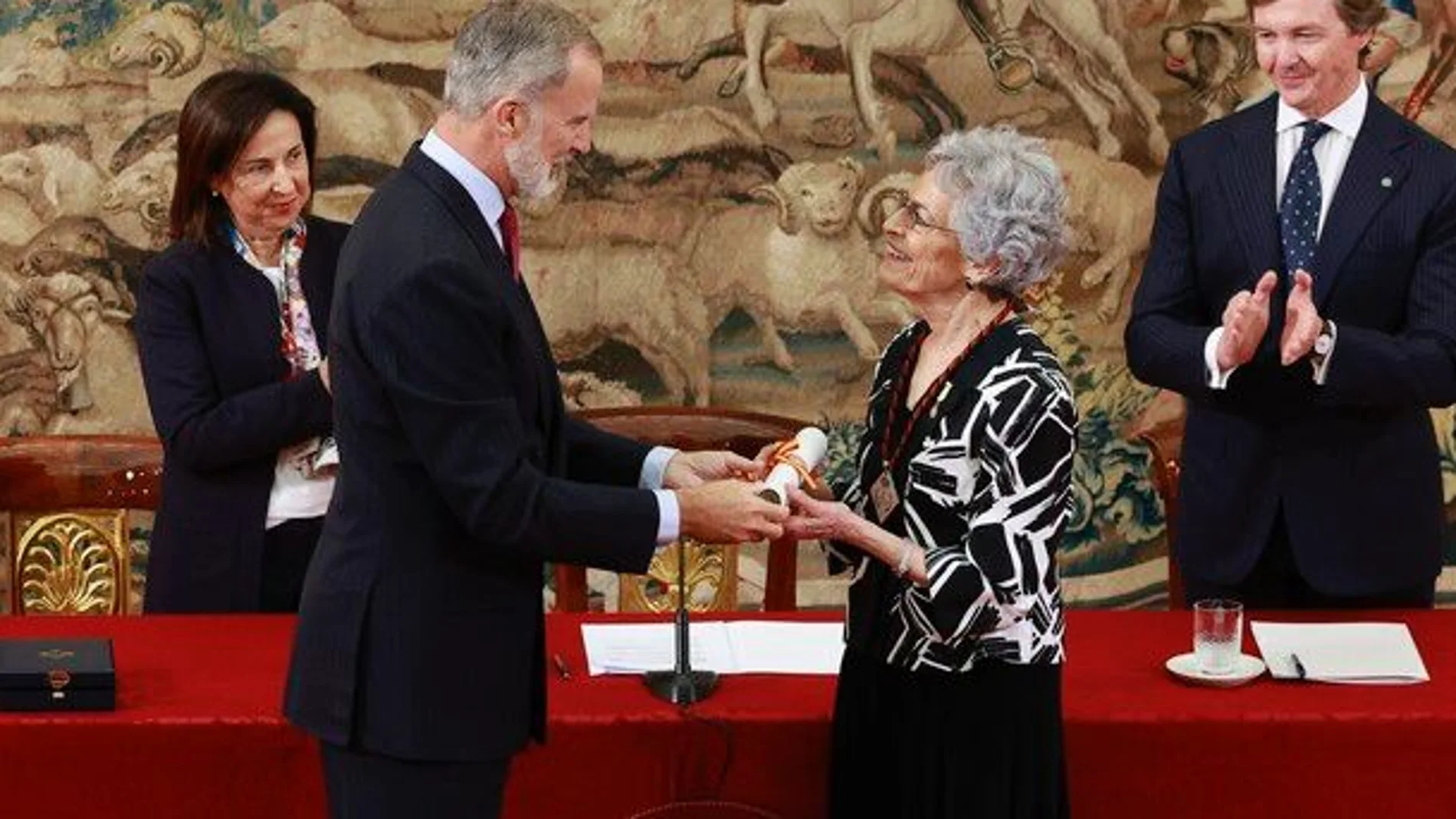 Su Majestad el Rey Felipe VI entregando el premio a Carla Rahn Phillips