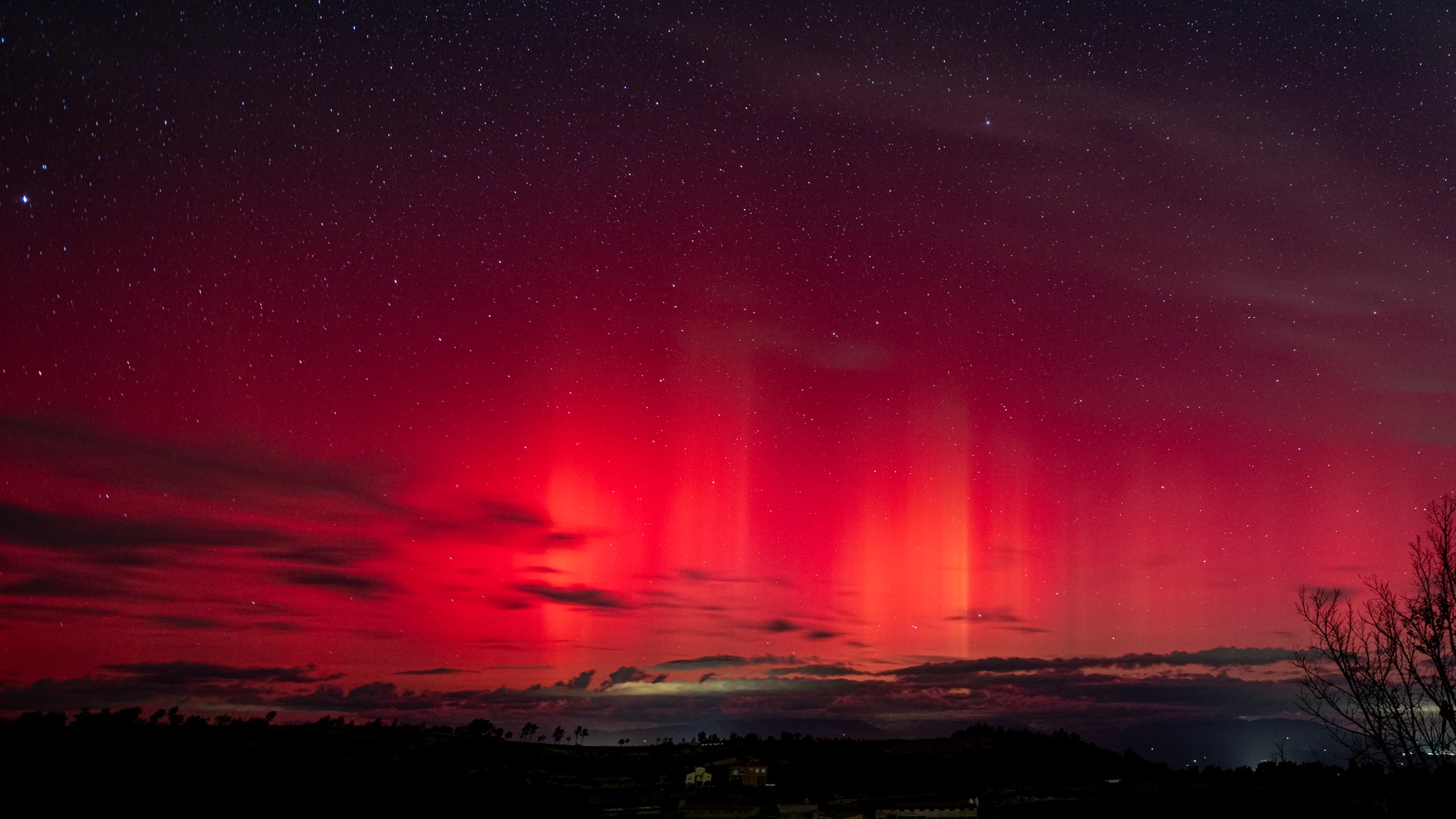 Una aurora boreal desde el observatorio astronómico de Castelltallat, a 10 de octubre de 2024, en Catelltallat, Barcelona, Catalunya (España). El pasado mes de mayo, las auroras boreales se dejaron ver en algunas zonas de la península, sorprendiendo a los habitantes de varias ciudades. El cielo se tiñó de tonos rosados, verdes y azules, y posiblemente durante las noches del viernes 11, al domingo 13 de octubre, se pueden dar las condiciones perfectas para que se disfrute de nuevo de este espe...