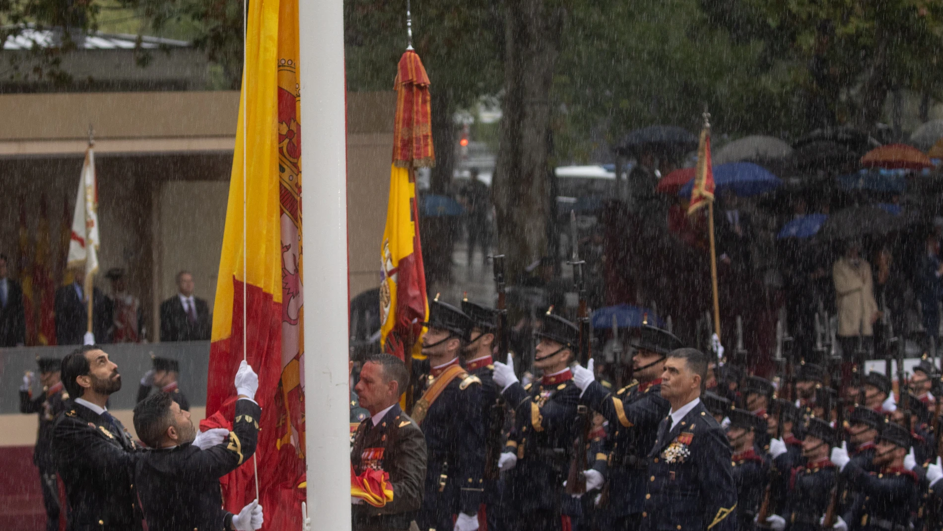 Acto solemne de homenaje a la Bandera Nacional y desfile militar por el 12 de octubre, Día de la Hispanidad, en la Plaza de Cánovas del Castillo, a 12 de octubre de 2024, en Madrid (España). Los actos comienzan con el izado de bandera y van seguidos del homenaje a los que dieron la vida por el país. Posteriormente, comienzan los desfiles militares aéreos y terrestres. Entre las novedades de este año, destaca la participación en el desfile de la bandera de Naciones Unidas (ONU). Se espera, asi...