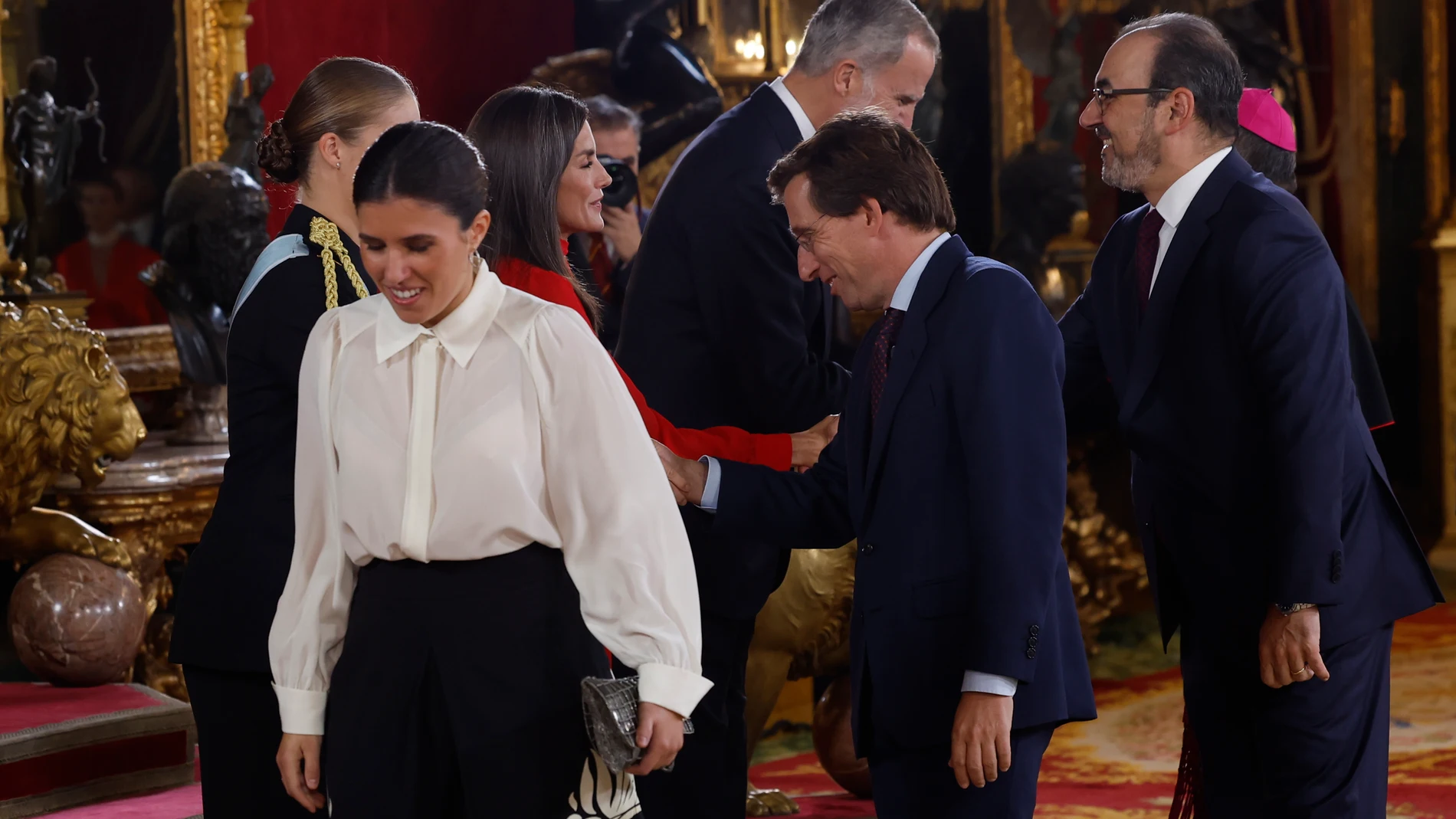 MADRID, 12/10/2024.- Los reyes de España, Felipe VI y Letizia, y la princesa de Asturias, Leonor de Borbón, saludan al alcalde de Madrid, José Luis Martínez-Almeida (c), y a su mujer, Teresa Urquijo y Moreno (i), mientras presiden la recepción con motivo del día de la Fiesta Nacional de España, celebrada tras el tradicional desfile, este sábado en el Palacio Real de Madrid. EFE/J.J. Guillén