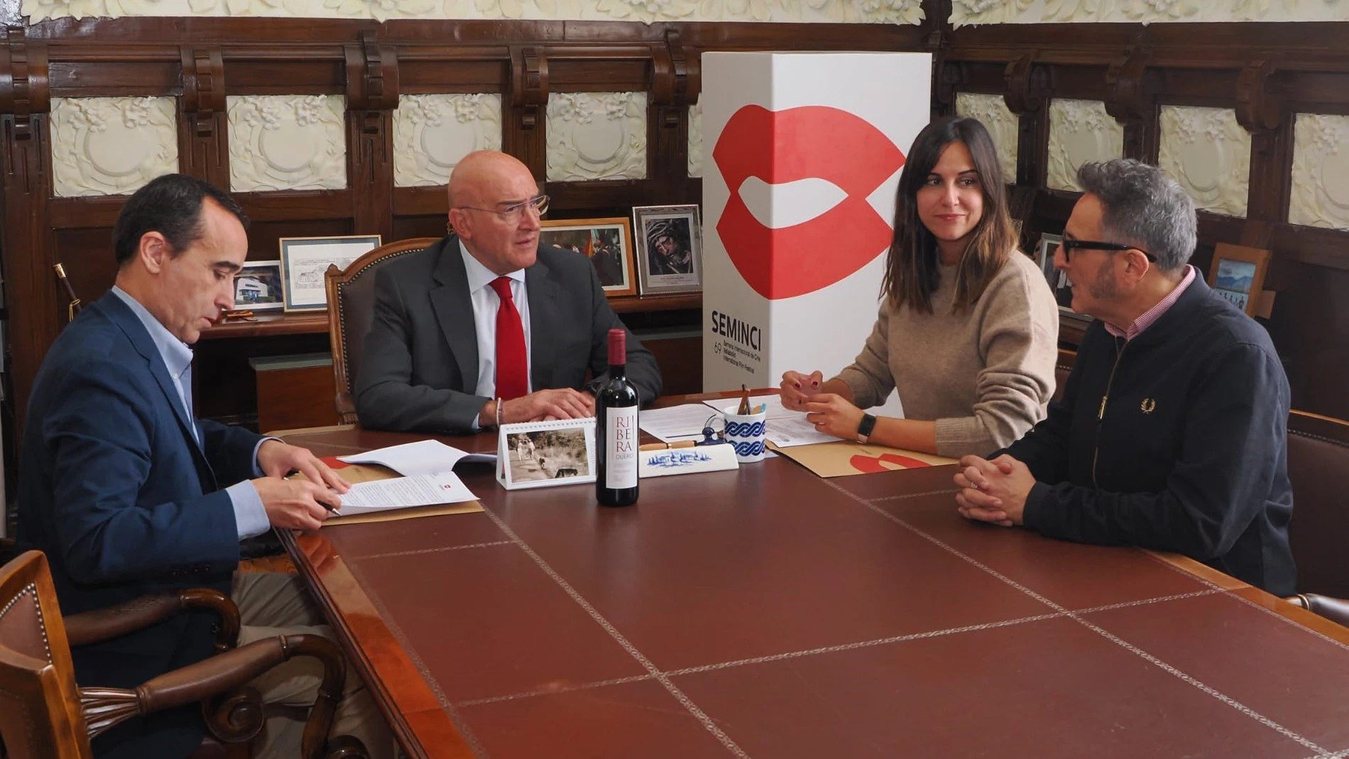 De izquierda a derecha: Miguel Sanz, Director General de la D.O. Ribera del Duero; Jesús Julio Carnero, Alcalde de Valladolid; Blanca Jimenez Cuadrillero, Concejala Delegada General de Turismo; José Luis Cienfuegos, Director de la Semana Internacional de Cine de Valladolid