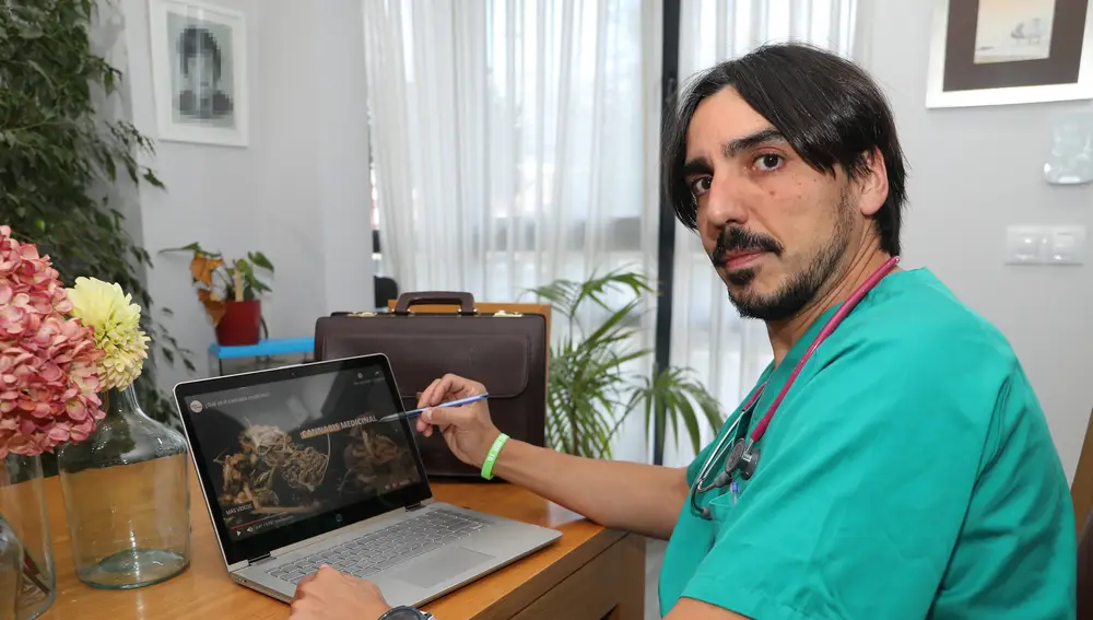 El cannabis como medicina para paliar enfermedades crónicas, en la imagen el doctor Javier Calaveras, que ha investigado sobre el uso medicinal de esta planta