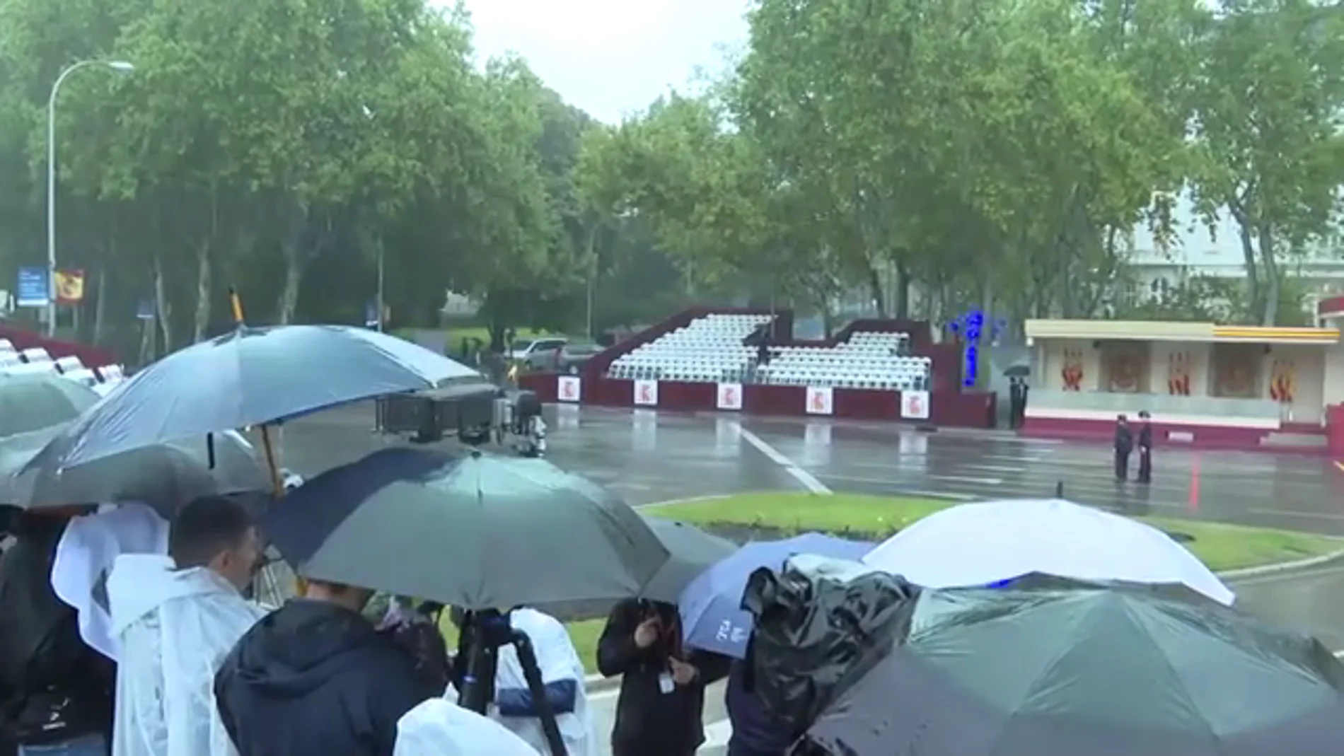 Fuertes precipitaciones en la tribuna real a pocos minutos del comienzo del desfile por el 12-O
