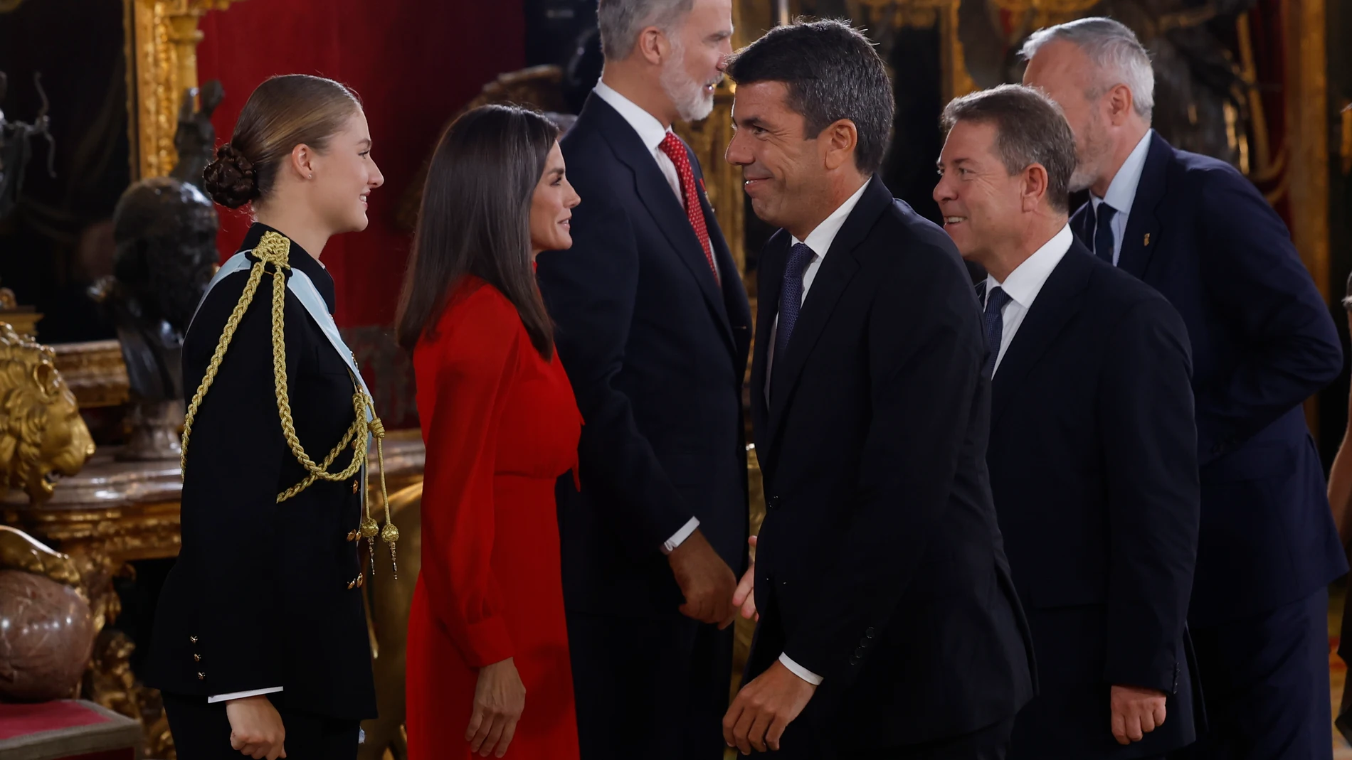 El presidente Mazón saluda a los Reyes y a la Princesa de Asturias