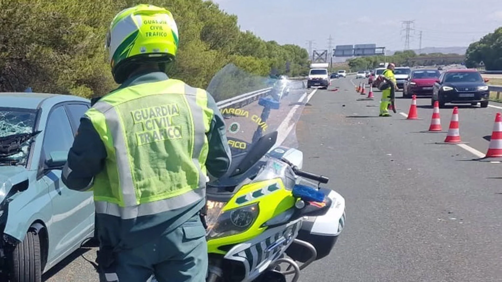 Muere una persona y otra resulta herida al volcar un vehículo en una localidad de Sevilla