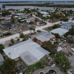 Los daños provocados por el huracán "Milton" a su paso por Manasota (Florida)