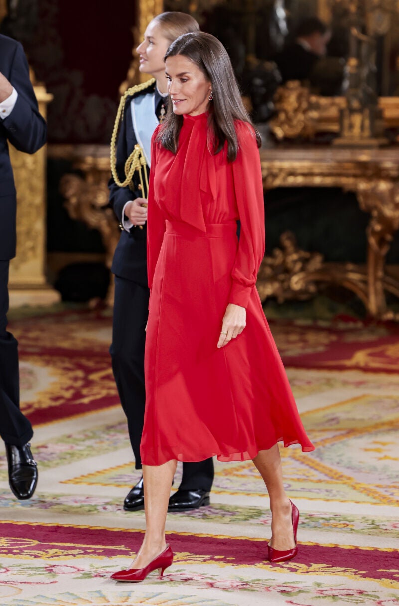 La Reina Letizia en el Palacio Real con total look en rojo.