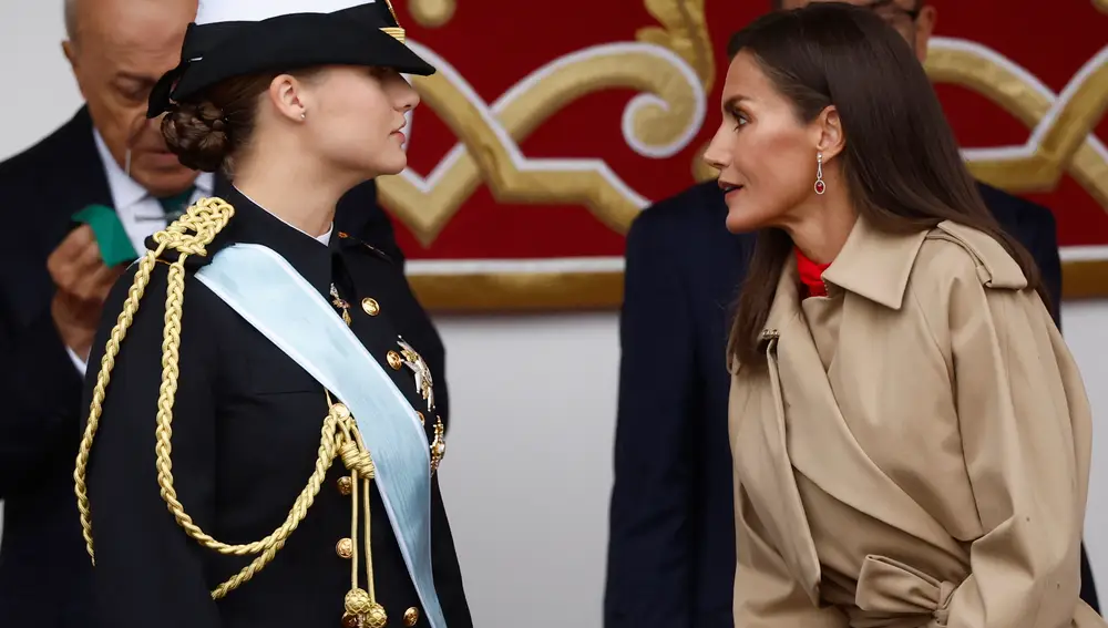La reina Letizia conversa con la princesa de Asturias, Leonor de Borbón (i)