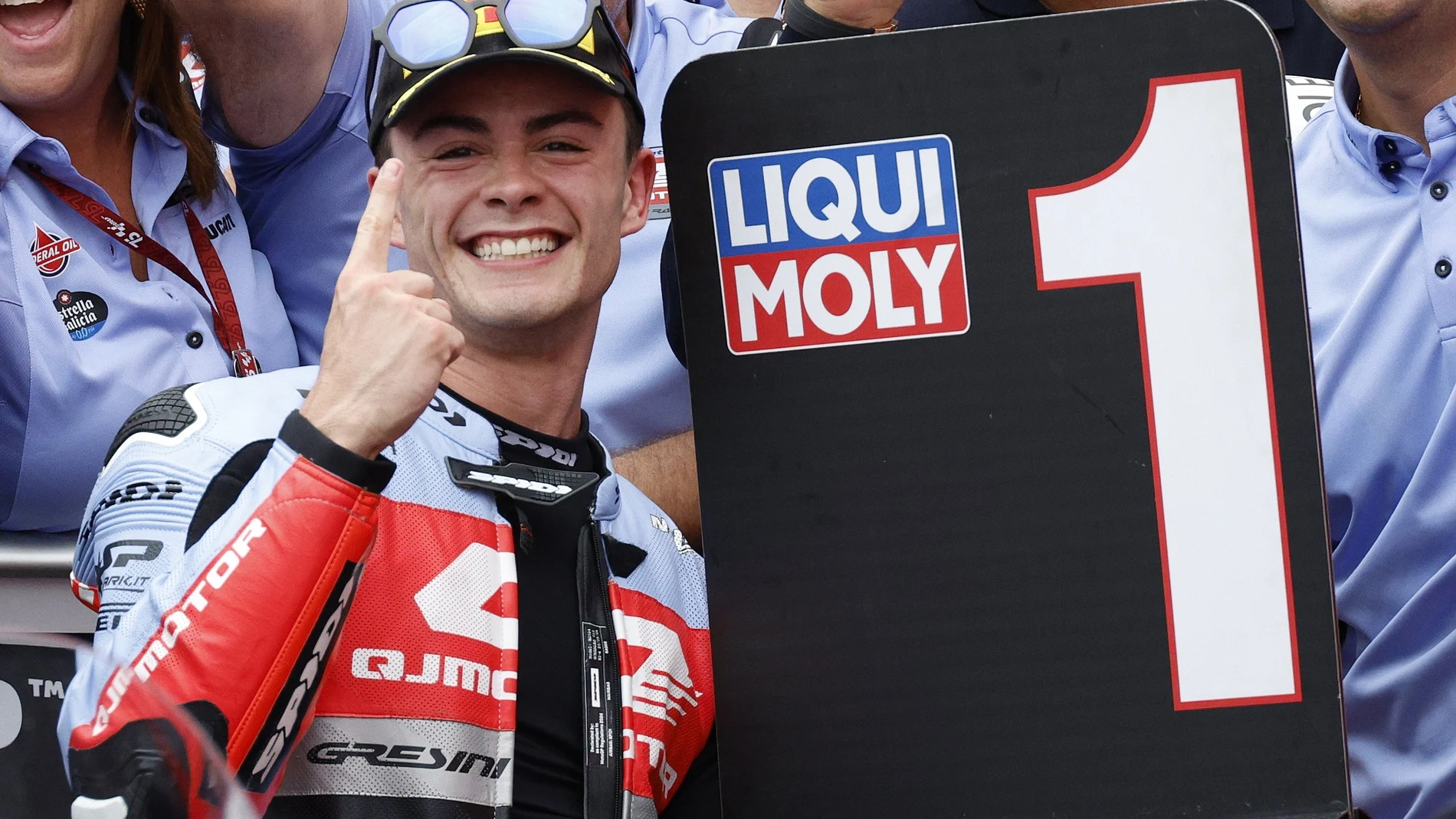 Manu González, celebrando su victoria en la carrera de Moto2 del GP de Japón