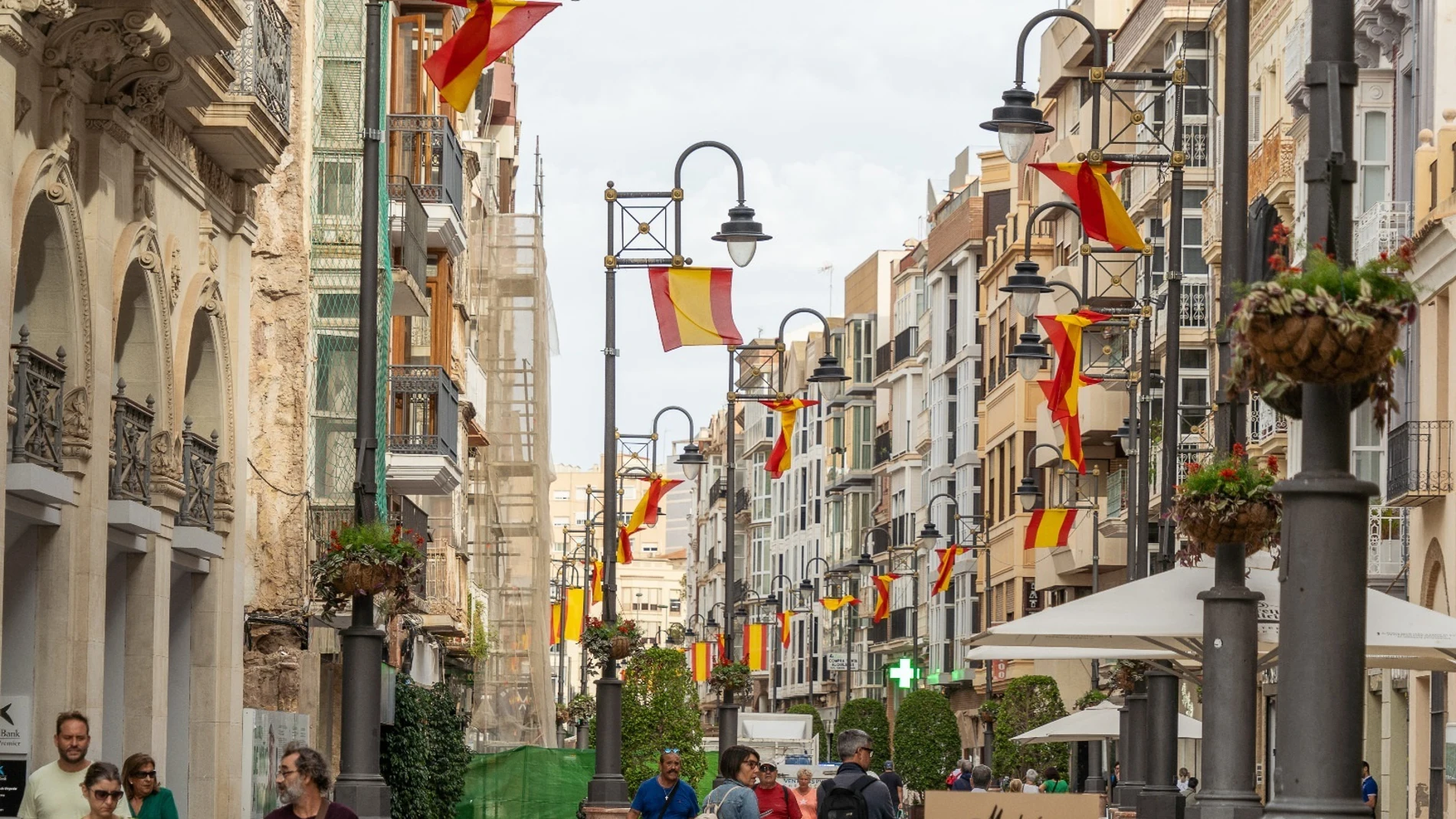 El centro de Cartagena luce estos días la bandera de España
