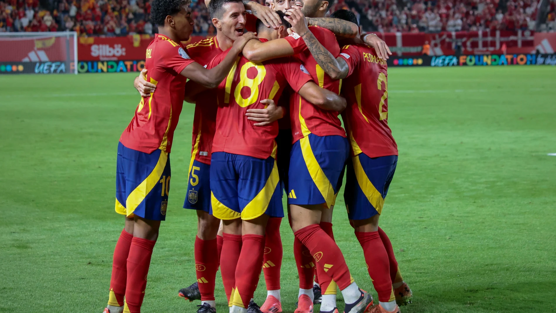 MURCIA, 12/10/2024.- El centrocampista de la selección española, Martín Zubimendi celebra con sus compañeros el gol conseguido ante Dinamarca, durante el encuentro correspondiente a la fase de grupos de la Liga de Naciones que disputan hoy sábado España y Dinamarca en el estadio Enrique Roca de Murcia. EFE / Juan Carlos Caval.