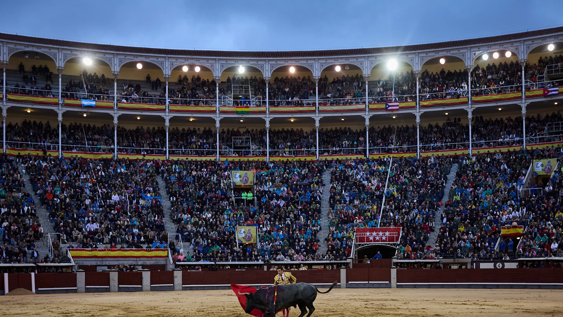 Toros en Las Ventas. Feria de otoño. Miguel Angel Perera y Emilio de Frutos© Alberto R. Roldán / La Razón. 12.10.2024