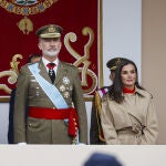 La Reina Letizia y el Rey Felipe VI en el desfile militar de la Hispanidad 2024.