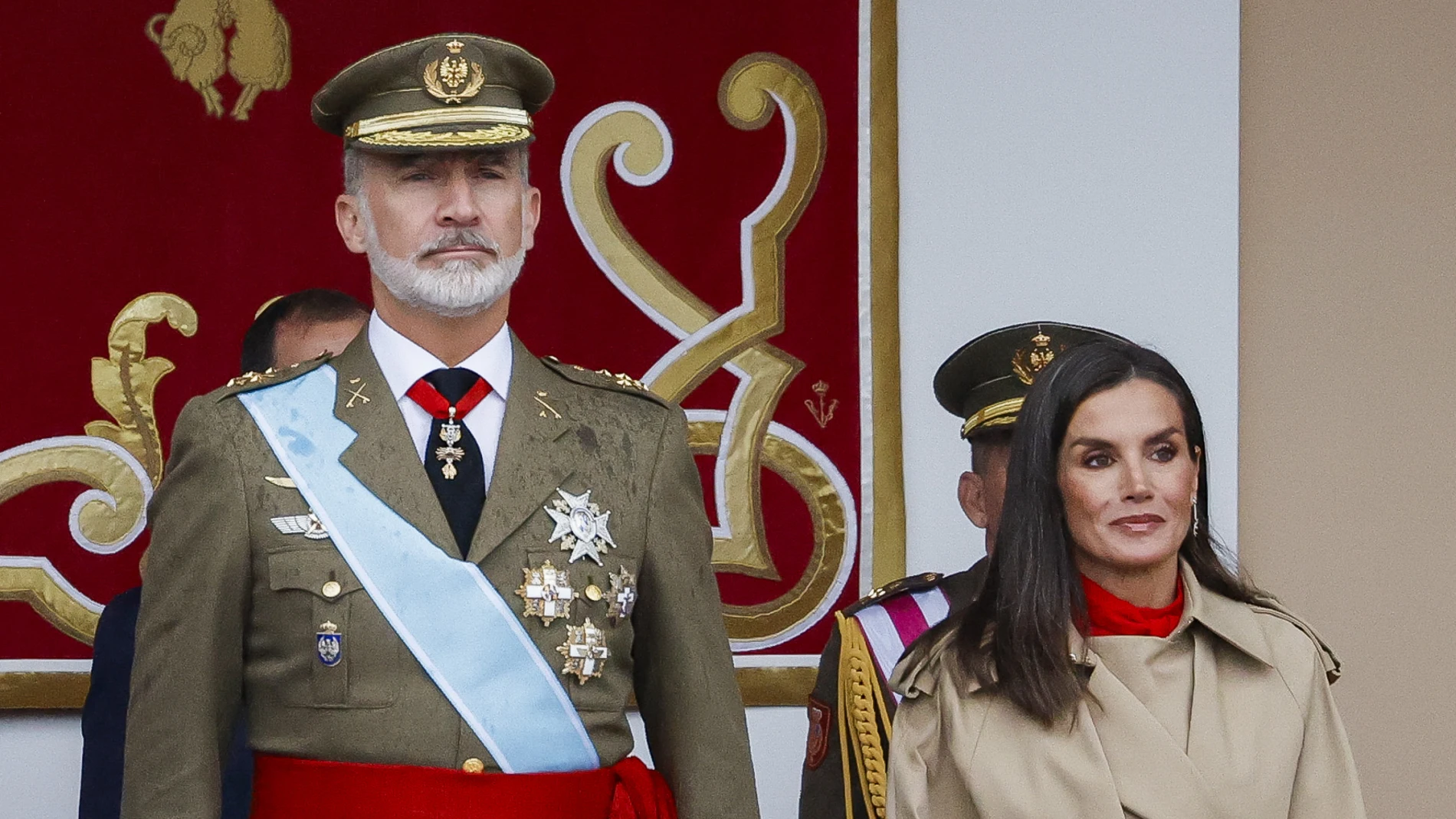 La Reina Letizia y el Rey Felipe VI en el desfile militar de la Hispanidad 2024.