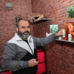 El cannabis como medicina para paliar enfermedades crónicas, en la imagen el propietario de la tienda La bruja del CBD, Andrés Luis Rodriguez, dedicado a la venta de productos elaborados con cannabis mediciinal