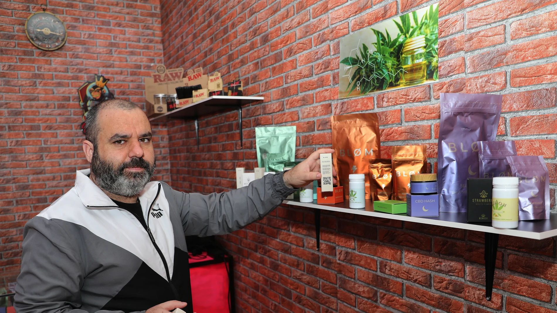 El cannabis como medicina para paliar enfermedades crónicas, en la imagen el propietario de la tienda La bruja del CBD, Andrés Luis Rodriguez, dedicado a la venta de productos elaborados con cannabis mediciinal