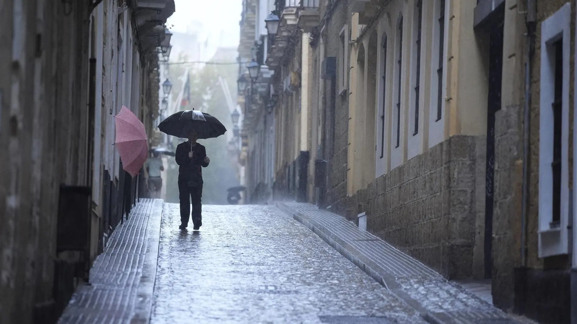 Viento, lluvia y tormenta ponen mañana en aviso a 12 provincias, con Sevilla y Córdoba en nivel rojo por 120 l/m2