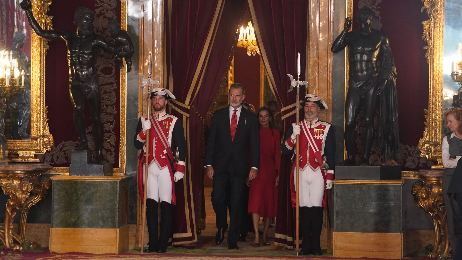 El Rey Felipe VI y la Reina Letizia durante la recepción con motivo del día de la Fiesta Nacional, en el Palacio Real, a 12 de octubre de 2024, en Madrid (España). El acto es presidido por los Reyes y la Princesa de Asturias después del acto solemne de homenaje a la Bandera Nacional y el desfile militar que se ha celebrado en la Plaza de Cánovas del Castillo. La conmemoración de la Fiesta Nacional tiene como finalidad recordar solemnemente momentos de la historia colectiva que forman parte de...