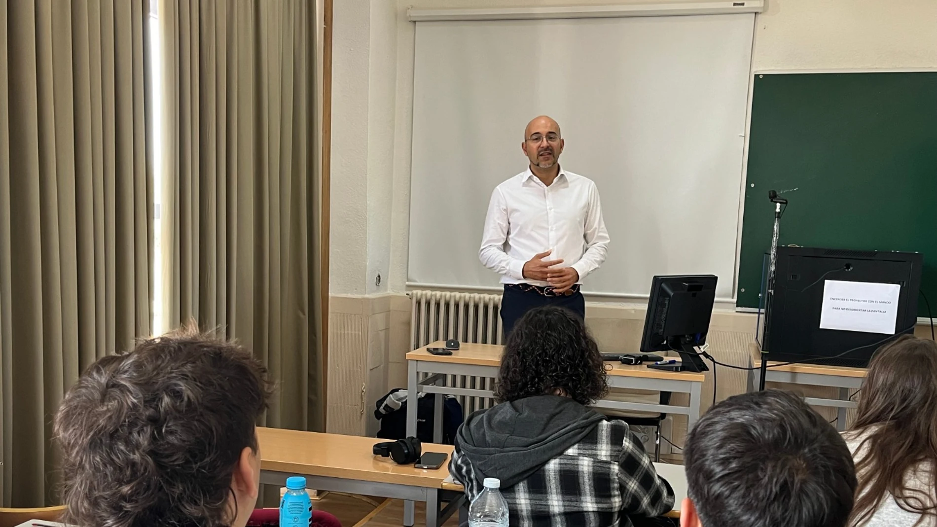 El profesor Diego Vergara durante una de sus clases en la Universidad Católica de Ávila (UCAV)