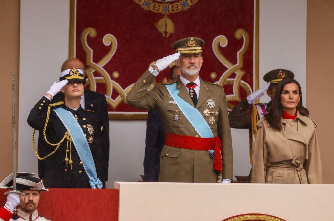 Saludo al paso de las unidades militares durante el desfile Saludo al paso de las unidades militares durante el desfile
