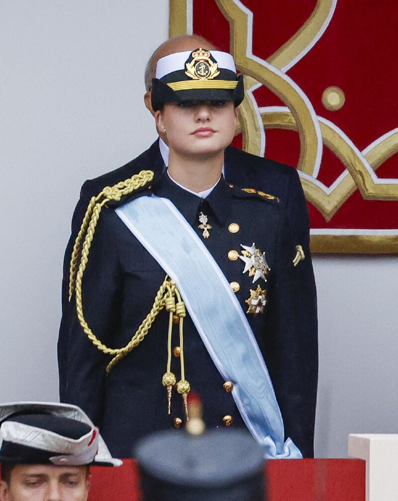 La Princesa Leonor con uniforme de gala azul marino de la Guardia y la banda de la Orden de Carlos III
