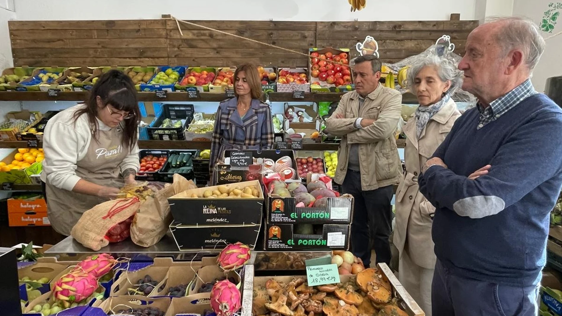 la diputada de Promoción Provincial y Desarrollo Rural Sostenible, Magdalena Rodríguez, ha visitado los comercios de Palazuelos de Eresm