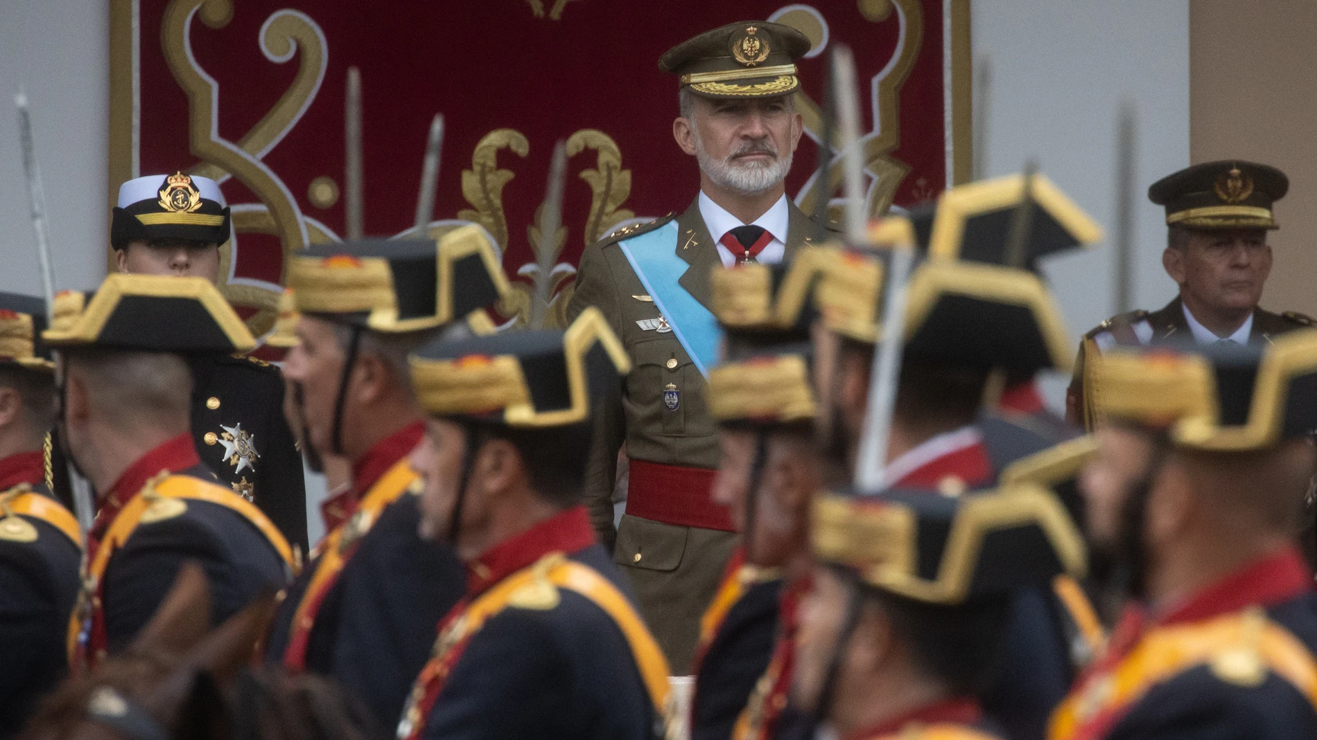 El Rey Felipe VI durante el acto solemne de homenaje a la Bandera Nacional y desfile militar por el 12 de octubre, Día de la Hispanidad, en la Plaza de Cánovas del Castillo, a 12 de octubre de 2024, en Madrid (España). Los actos comienzan con el izado de bandera y van seguidos del homenaje a los que dieron la vida por el país. Posteriormente, comienzan los desfiles militares aéreos y terrestres. Entre las novedades de este año, destaca la participación en el desfile de la bandera de Naciones ...