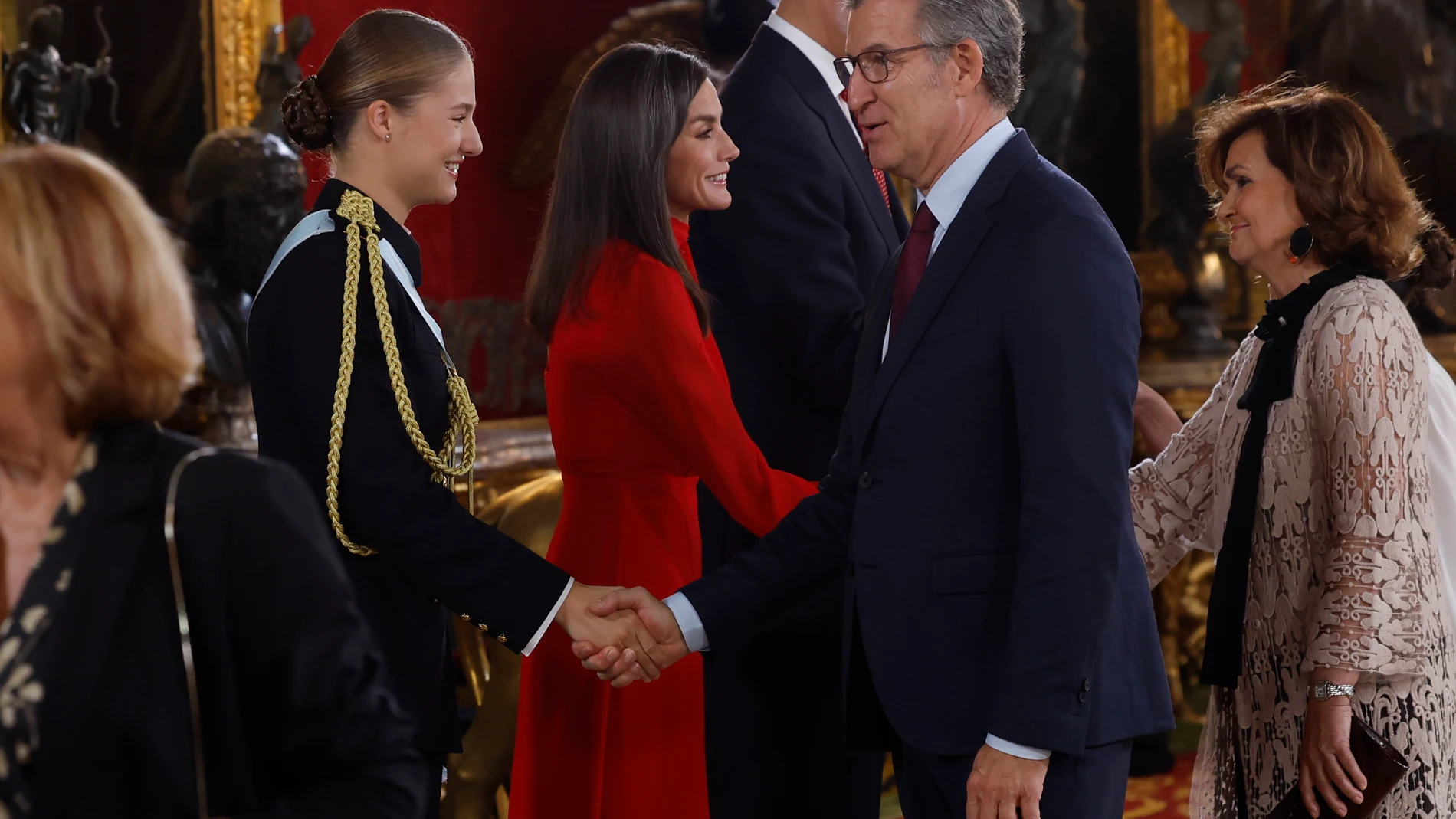 MADRID, 12/10/2024.- Los reyes de España, Felipe VI y Letizia, y la princesa de Asturias, Leonor de Borbón, saludan al líder popular, Alberto Núñez Feijóo (2d), y a la presidenta del Consejo de Estado, Carmen Calvo (d), mientras presiden la recepción con motivo del día de la Fiesta Nacional de España, celebrada tras el tradicional desfile, este sábado en el Palacio Real de Madrid. EFE/J.J. Guillén