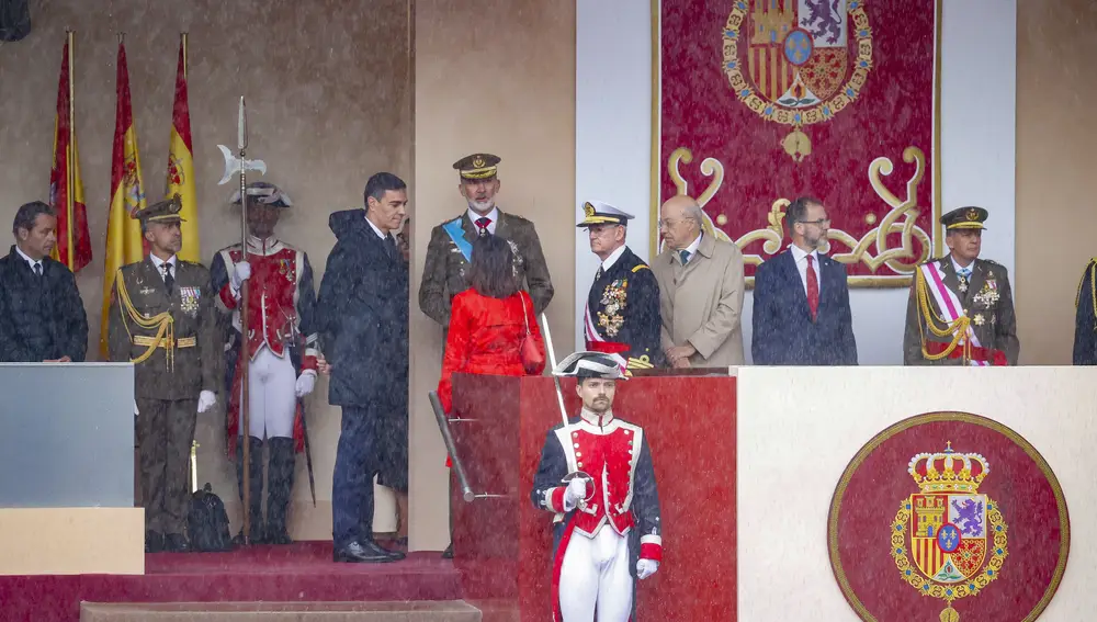 La Reina Letizia desaparece de la tribuna por la fuerte lluvia
