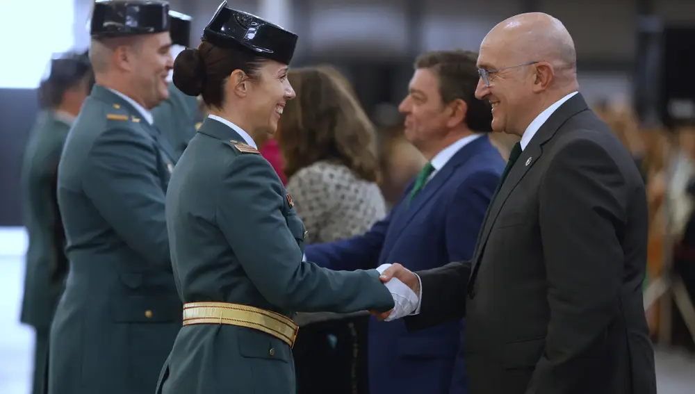 Carnero un González Gago saludan a varios agentes de la Guardia Civil