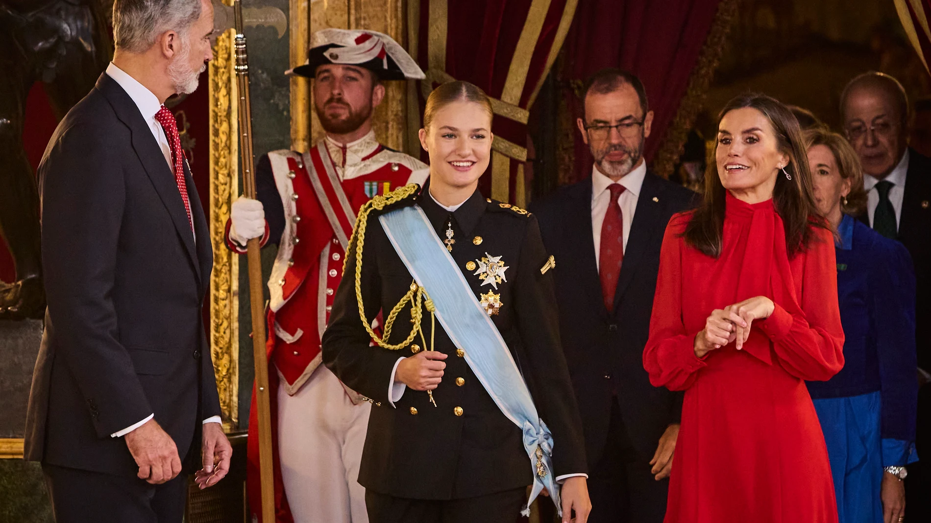 Sus Majestades los Reyes Felipe IV y la reina Letizia junto a Leonor, Su Alteza Real la Princesa de Asturias, presiden la recepción oficial en el Palacio Real de Madrid con motivo de las celebraciones de la fiesta nacional por el día de la Hispanidad. © Alberto R. Roldán / Diario La Razón. 12 10 2024