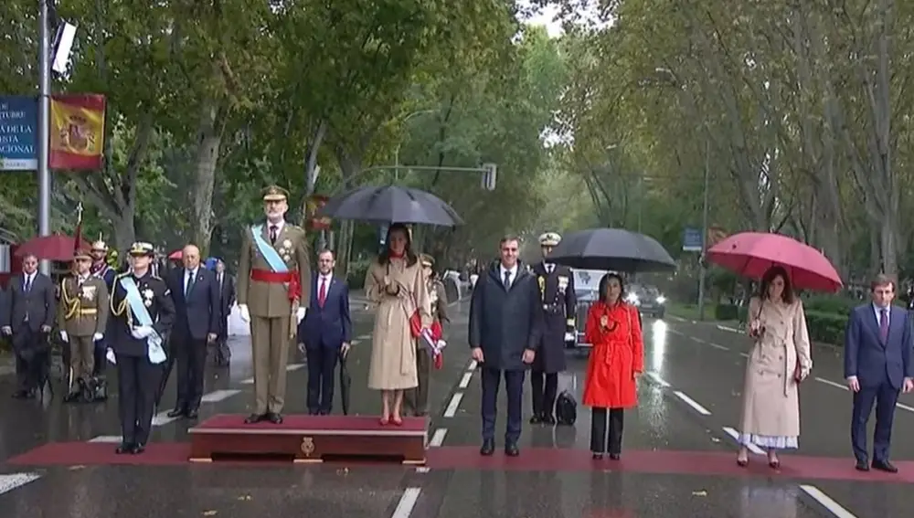 Pitos y gritos a Sánchez a su llegada al desfile del 12 de octubre