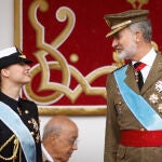 El rey de España, Felipe VI, conversa con la princesa de Asturias, Leonor de Borbón