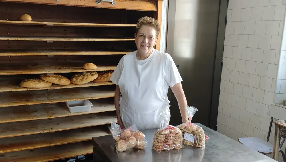 Angelines García Cáceres, en su tienda de Campaspero