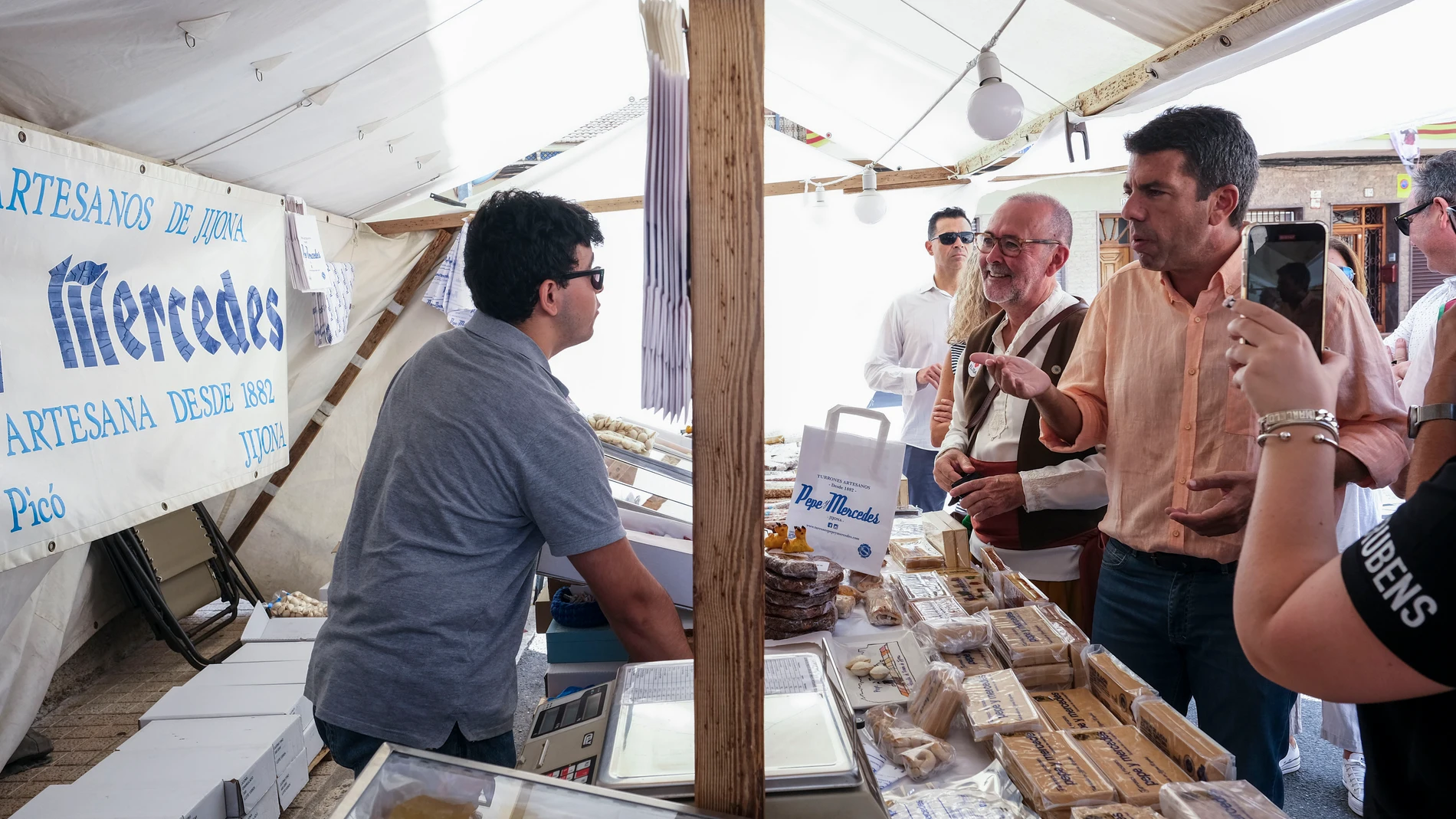 El presidente de la Generalitat, Carlos Mazón, asiste a las fiestas de Moros y Cristianos de El Campello, este domingo.