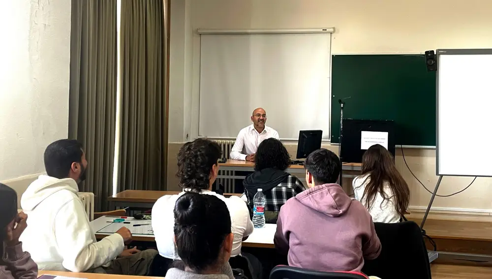 El profesor de la UCAV, Diego Vergara, durante una clase