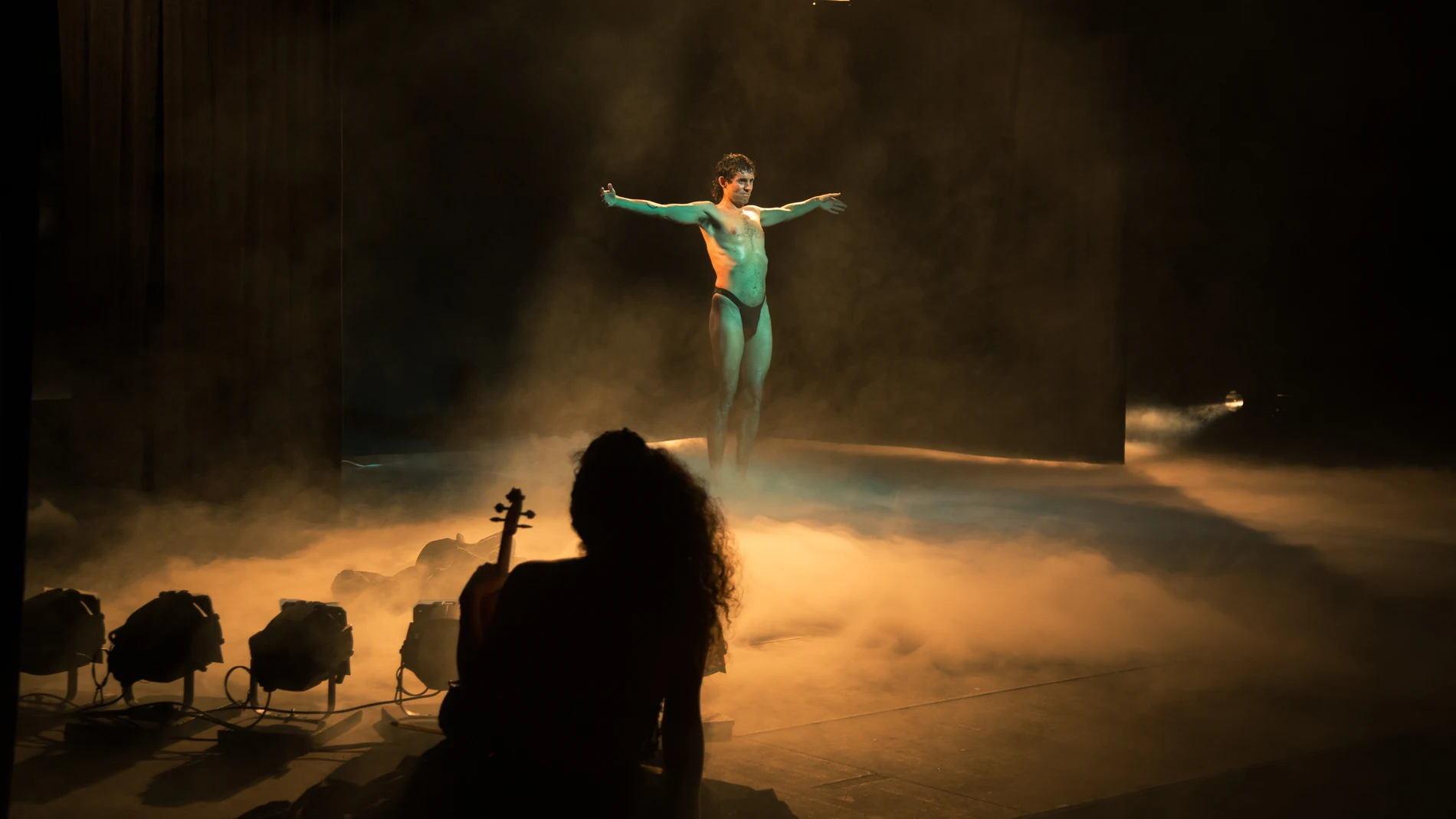Luz Prados, de espaldas, acompaña a Alberto Cortés en escena