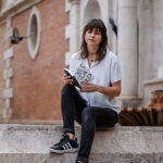  La artista Alba Bla posa con su libro "Desgarro"